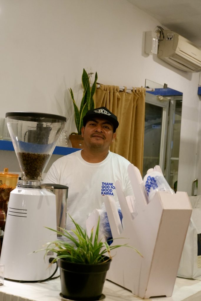 Suasana interior estetik dan minimalis di Little Good Coffee Shop Denpasar Bali