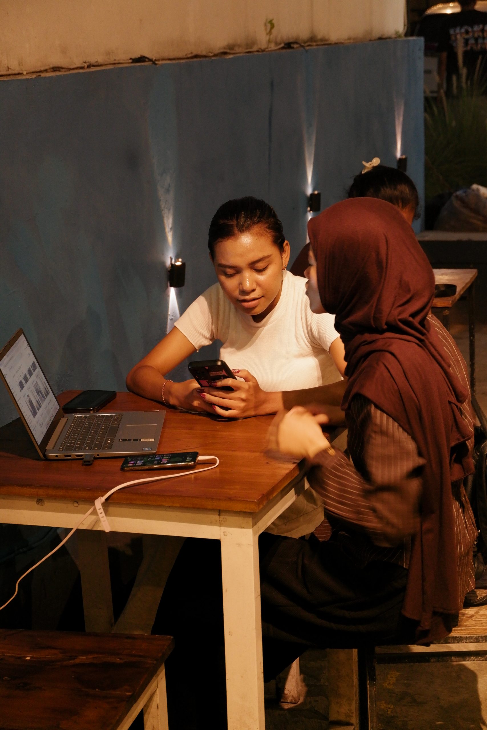 kebersamaan kerja bareng di coffee shop Denpasar Bali