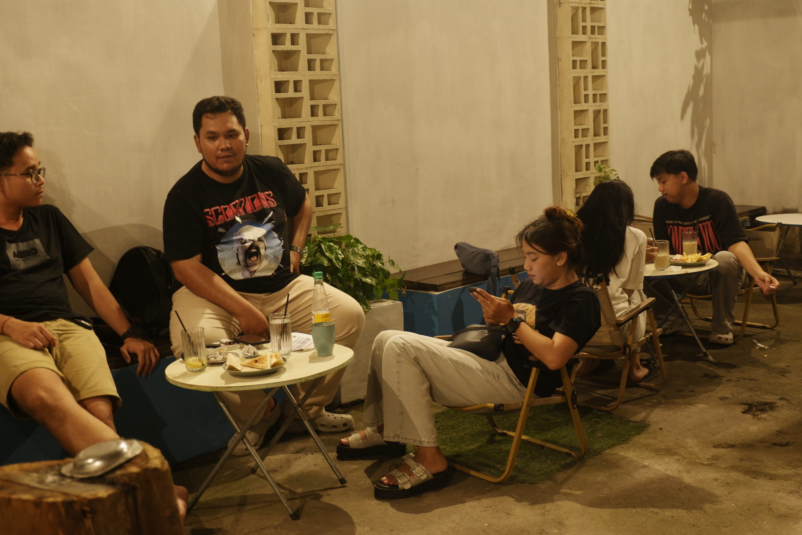 vibes malam nongkrong kedai kopi Little Good Coffee Bali