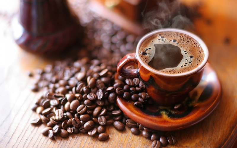 Tampilan crema tipis di atas Americano hangat yang disajikan oleh barista profesional di coffee shop terdekat