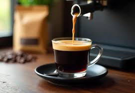 Sajian menu kopi hitam Long Black dengan crema utuh di Coffee Shop Denpasar