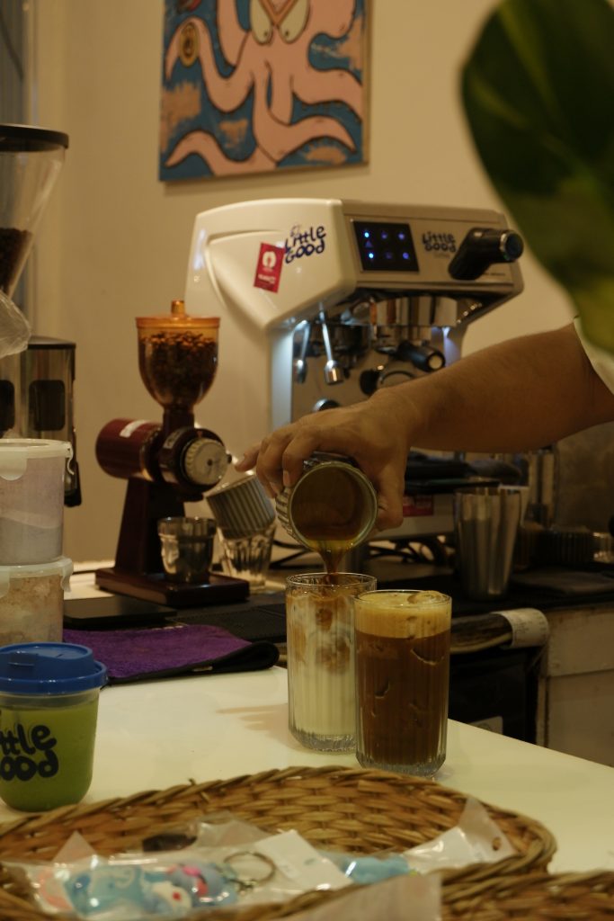 trend Suasana modern di Little Good Coffee, coffee shop terdekat di Denpasar yang mengikuti tren penggunaan bahan baku premium.